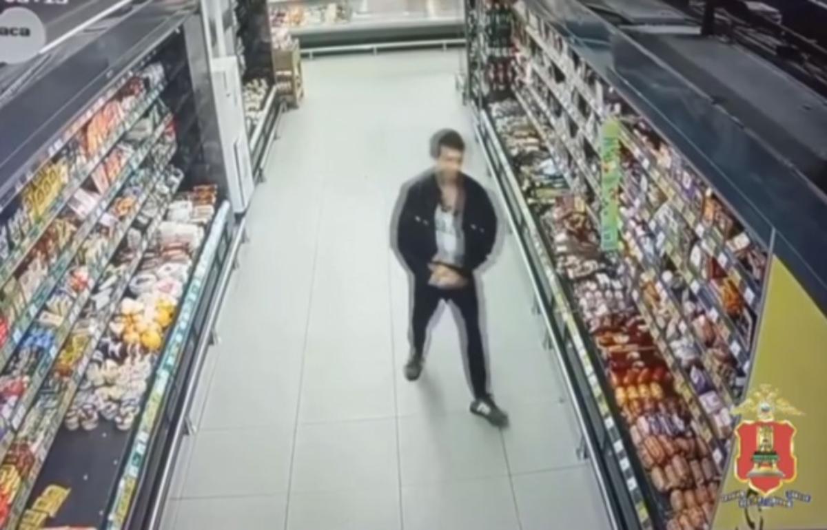 В Твери по видеозаписи нашли похитителя более 20 пачек масла 