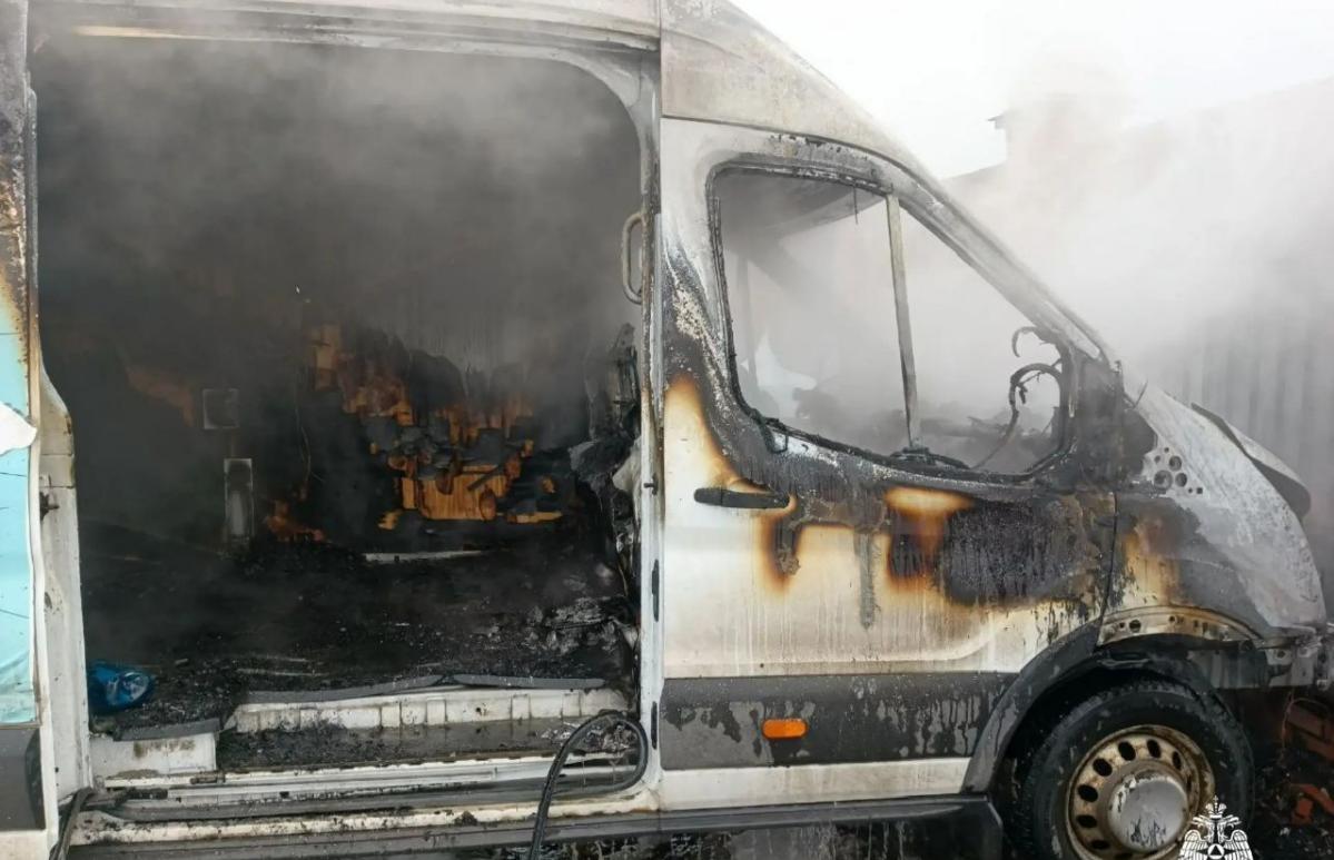 В Вышнем Волочке загорелся фургон - новости Афанасий