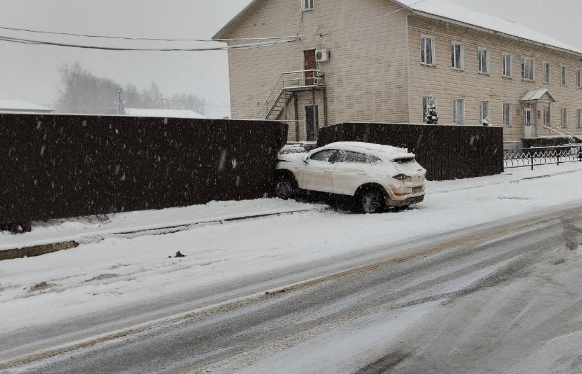 В Бежецке легковушка таранила другую на светофоре и улетела в забор - новости Афанасий