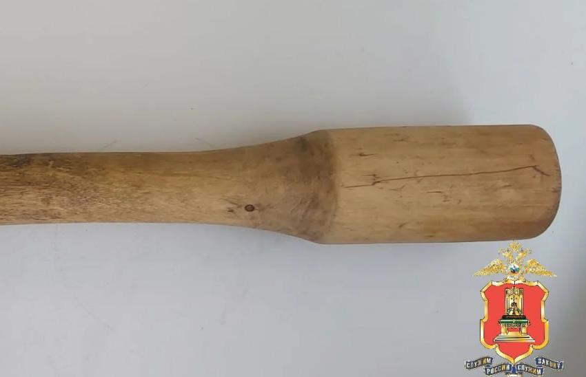 Жительница Торопецкого района разбила любовный треугольник кухонной толкушкой 