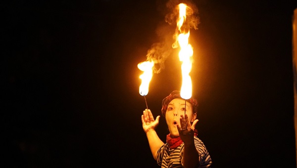 На закрытии огненного сезона жителям Твери показали, как правильно зажигать 