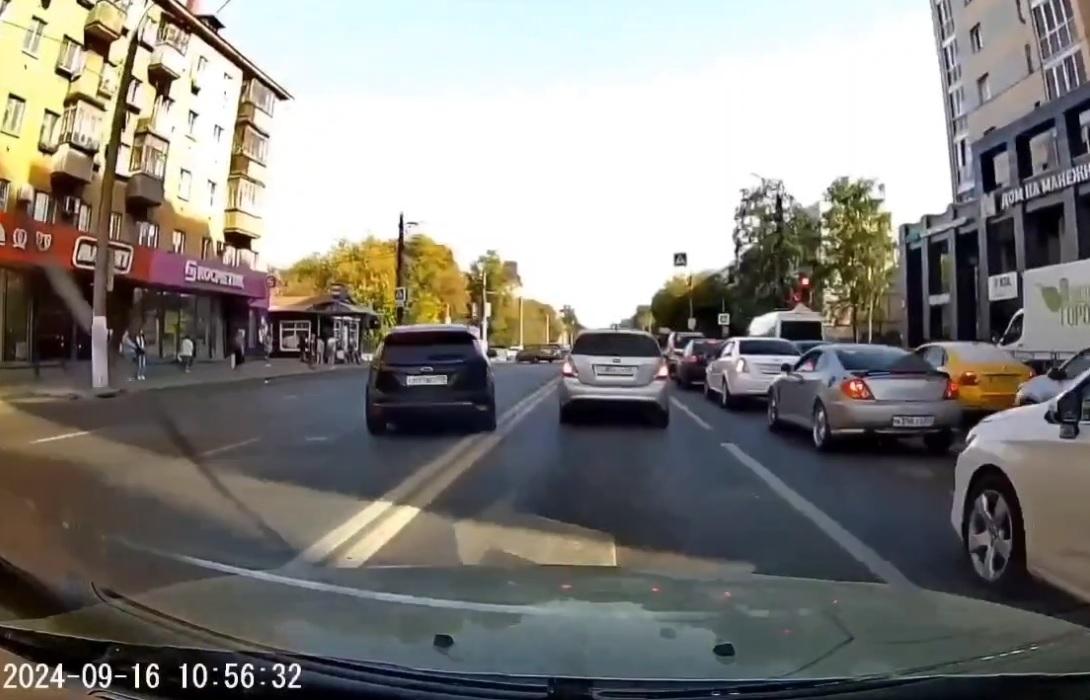 В Твери привлекли к административной ответственности водителя, который объезжал пробку по встречке 