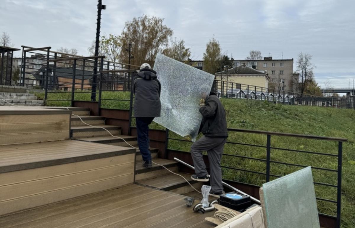 Во Ржеве продолжают разбивать стекла на смотровой площадке Фото, видео: Центр развития экономики малых городов