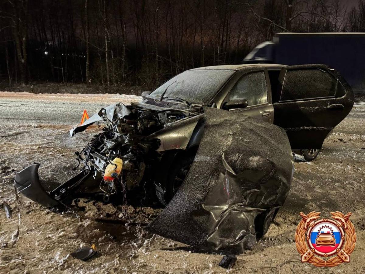 На Бурашевском шоссе под Тверью столкнулись фура и две легковушки Фото: ГАИ 
Видео: МЧС