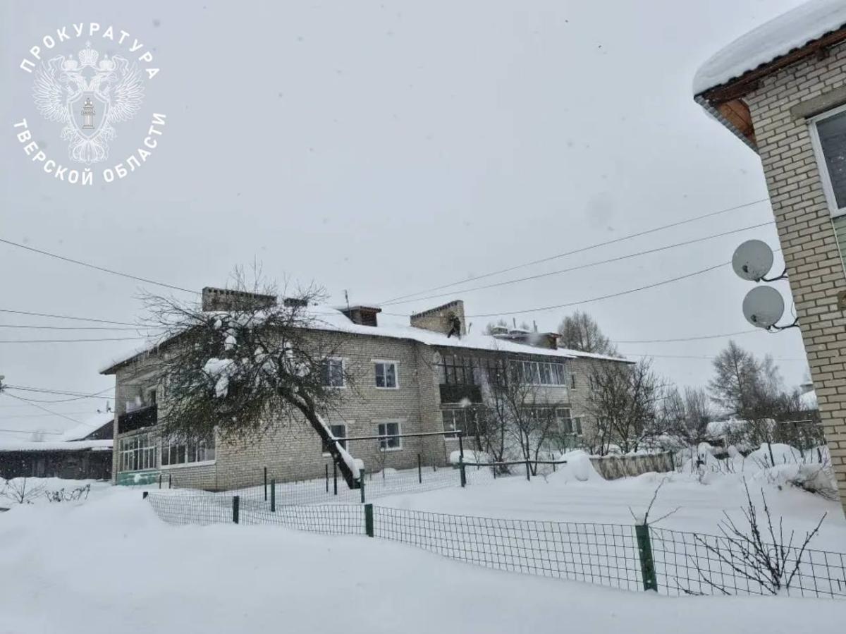 В Старице снег повредил крышу многоквартирного дома Фото: прокуратура