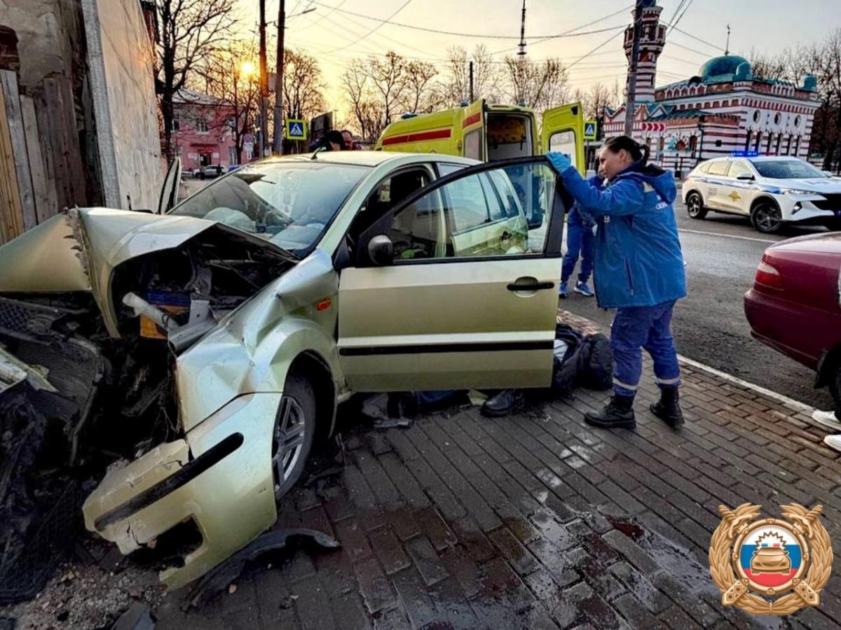 Автомобиль врезался в дом на Советской в Твери Фото: ГАИ