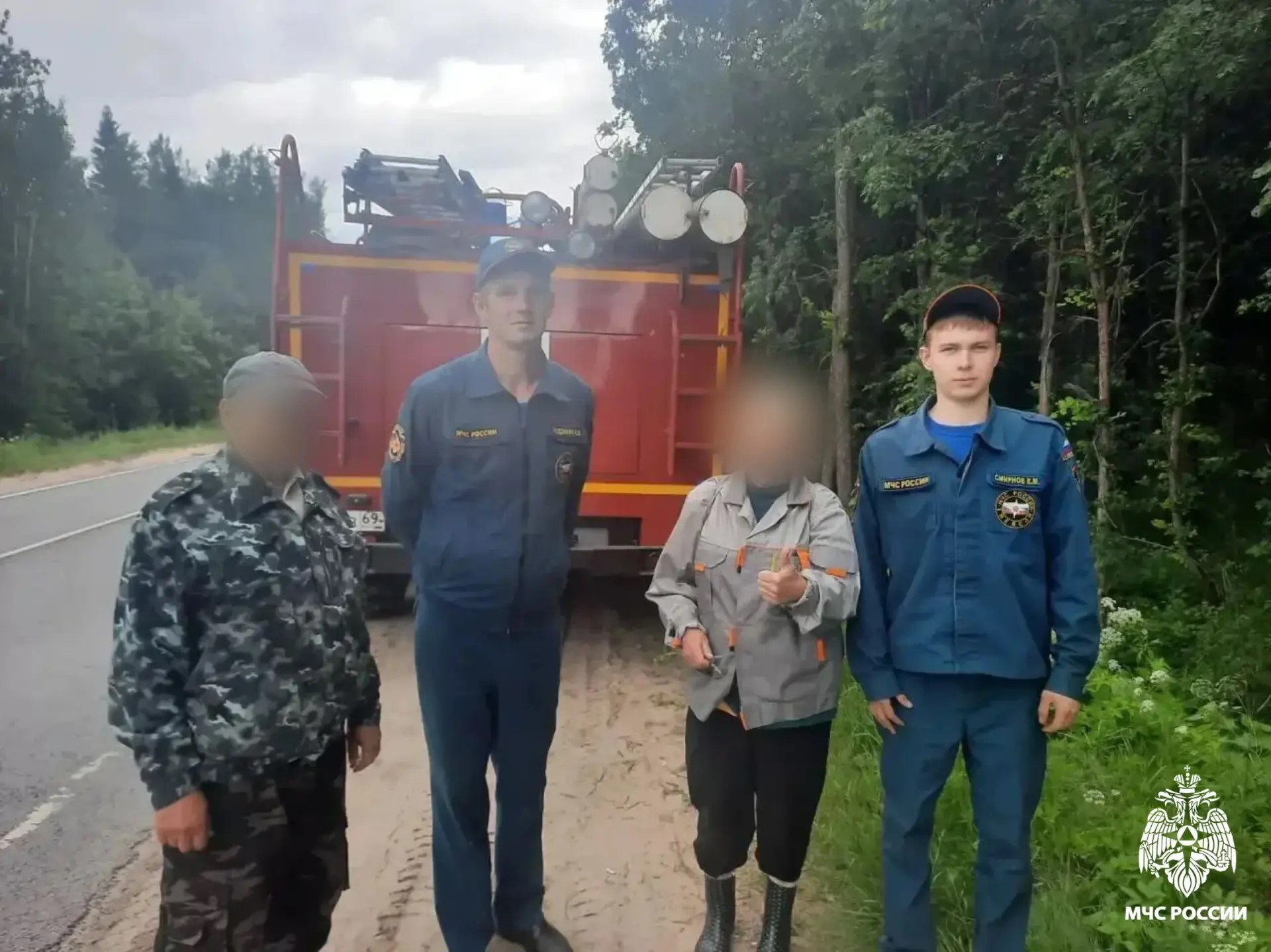 Под Кимрами сотрудники МЧС нашли и вывели из леса потерявшихся грибников Фото: МЧС