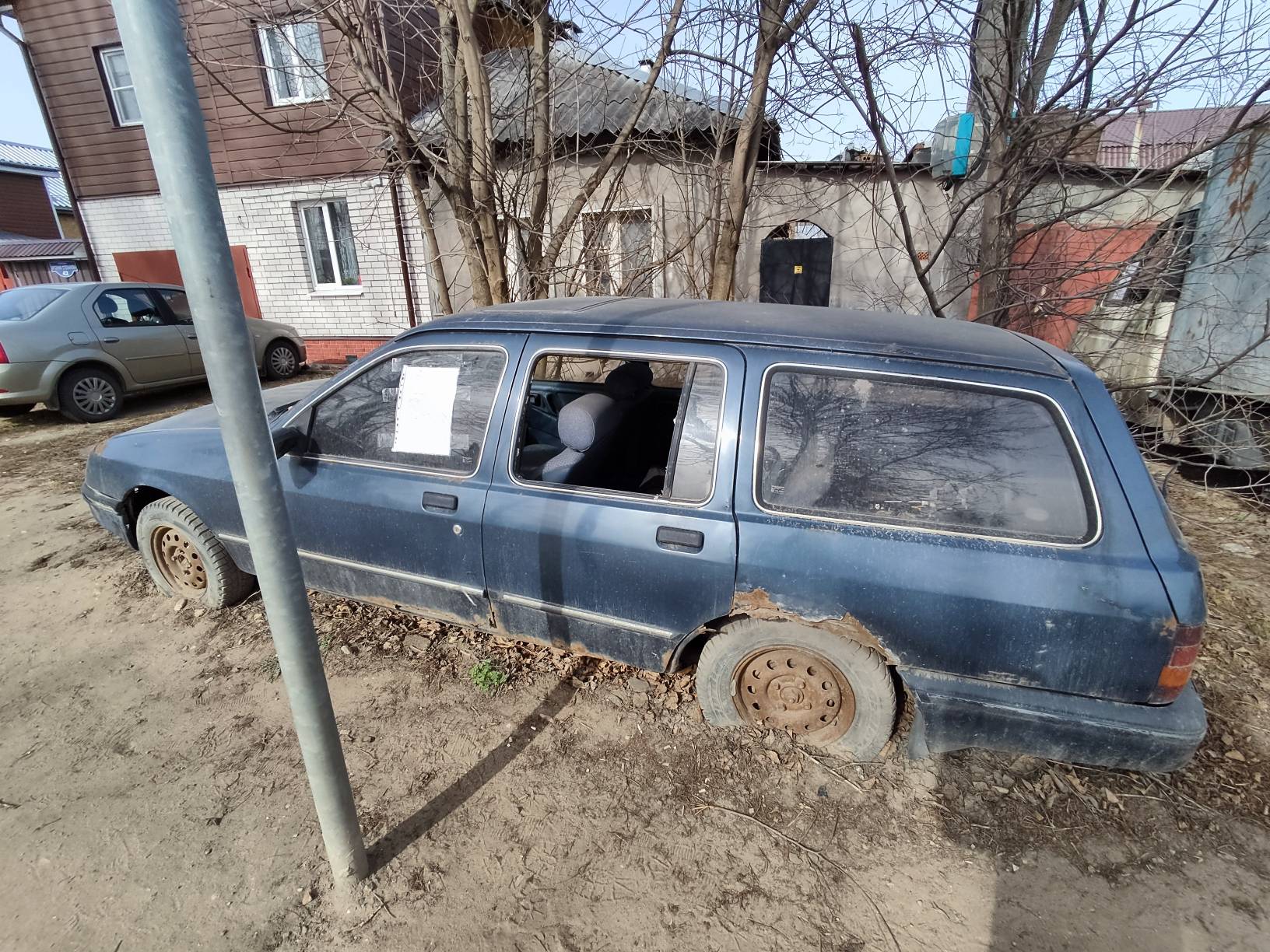 В Твери ищут хозяев двух брошенных автомобилей Фото: администрация Твери