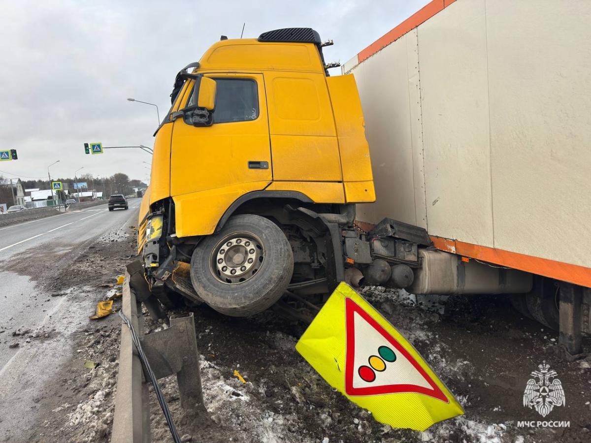На ДТП с фурой под Тверью выезжали спасатели Фото: МЧС