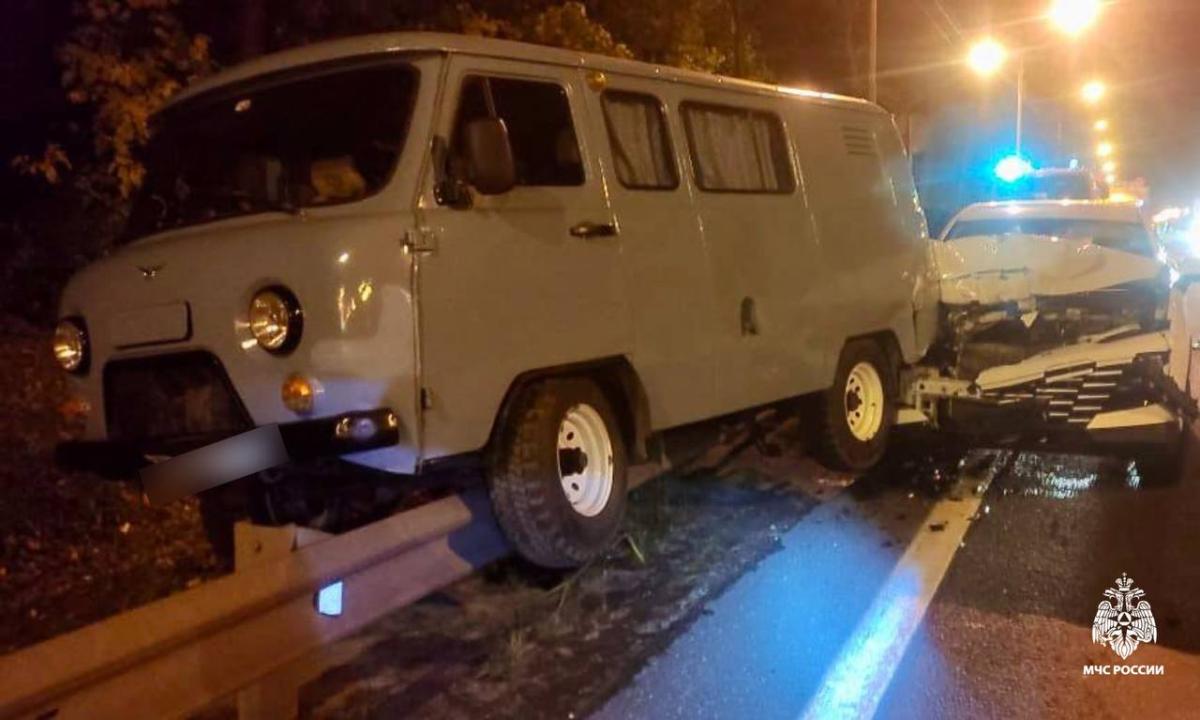На М-10 под Тверью легковушка столкнулась с «буханкой» Фото: МЧС Тверской области