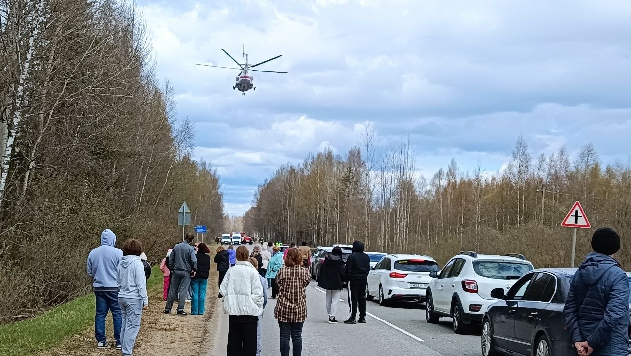 С места ДТП на дороге под Кимрами вертолетом в Тверь доставлена 8-летняя девочка Фото, видео: ГАИ, МЧС, Катерина Латыпова