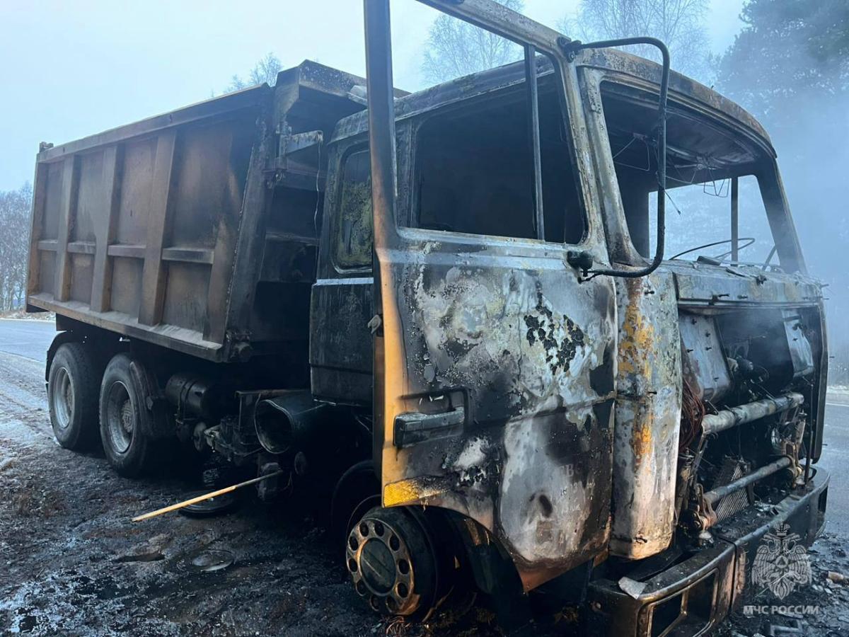 В Ржевском округе сгорел грузовик со щебнем  Фото: МЧС Тверской области