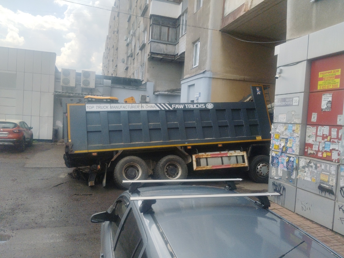 Самосвал заблокировал въезд во двор в Твери Фото: Илья Пещеров / 
News 69