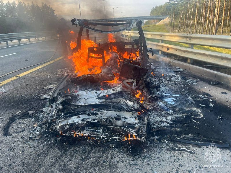 Автомобиль сгорел дотла на трассе М11 в Тверской области  Фото: ГУ МЧС по Тверской области