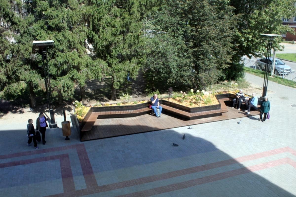 На площади в Старице, где ведется благоустройство, сразу же пропали цветы Фото: Старицкий муниципальный округ На площади в Старице, где ведется благоустройство, сразу же пропали цветы Фото: Старицкий муниципальный округ