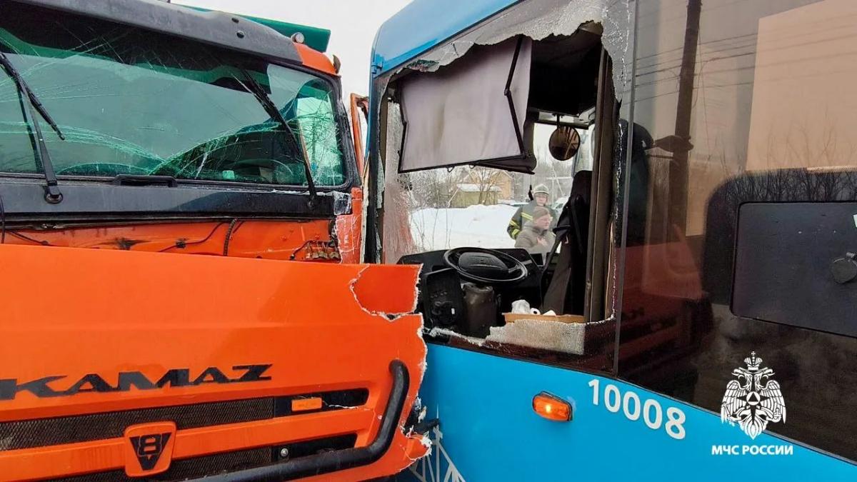 На Московском шоссе в Твери столкнулись автобус и самосвал Фото: МЧС
