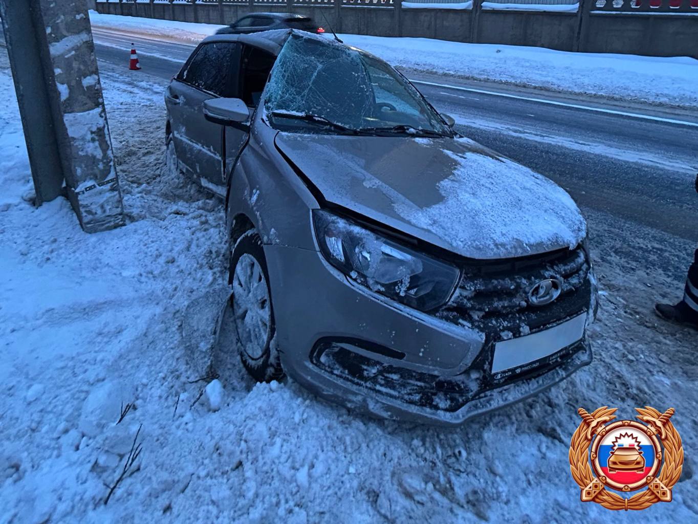 Автомобиль врезался в столб на улице Туполева в Твери 