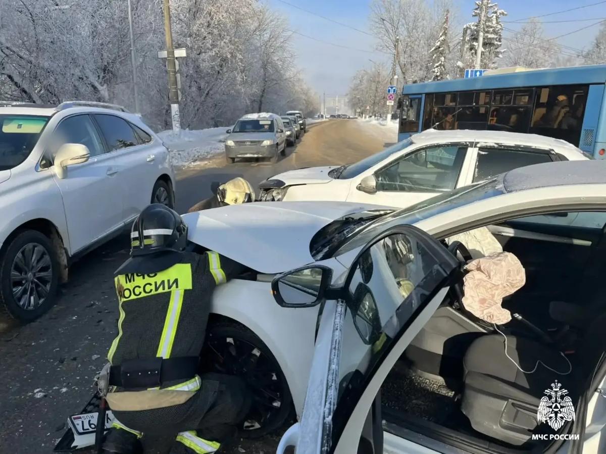На ДТП у медуниверситета в Твери выезжали спасатели Фото: МЧС