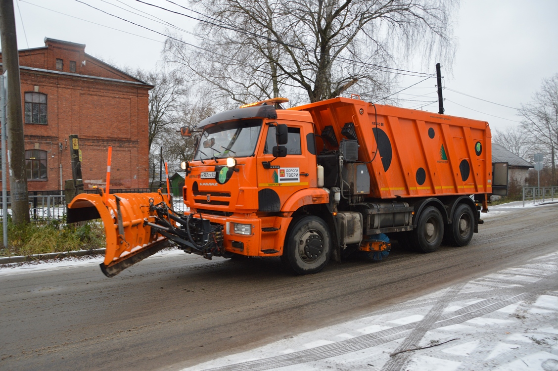 В Твери чистят дороги от снега - новости Афанасий