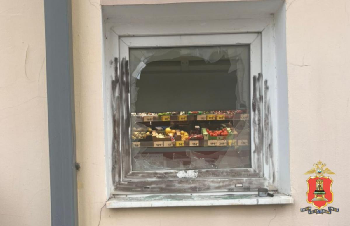 Ради алкоголя и сладкого мужчина в пять утра разбил окно магазина в Твери - новости Афанасий