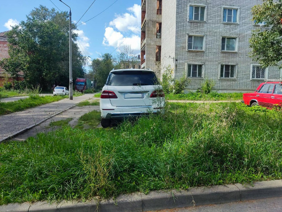В Твери вынесли больше 800 штрафов за парковку на газонах Фото: администрация Твери