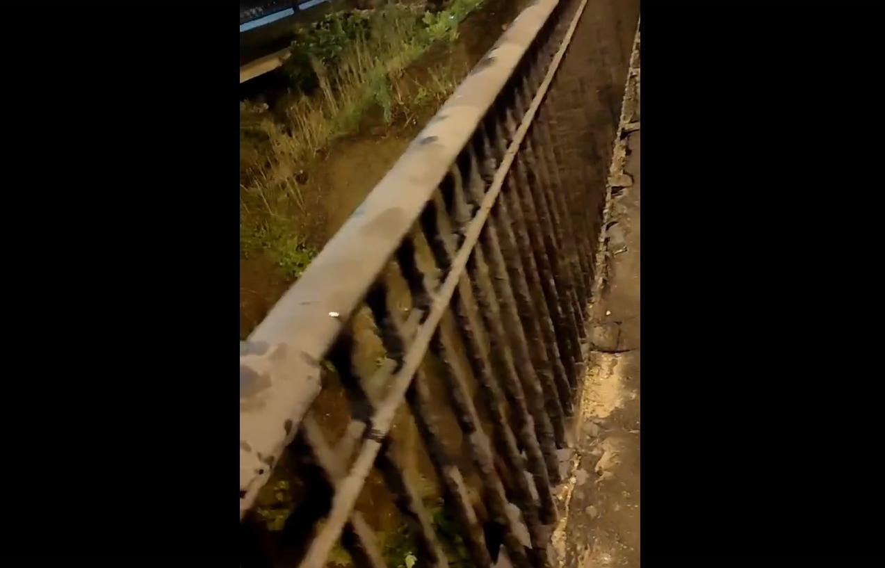 «Мост-убийца». На мосту в Твери шатается ограждение (видео)  Видео: Артур Соловущев, соцсети