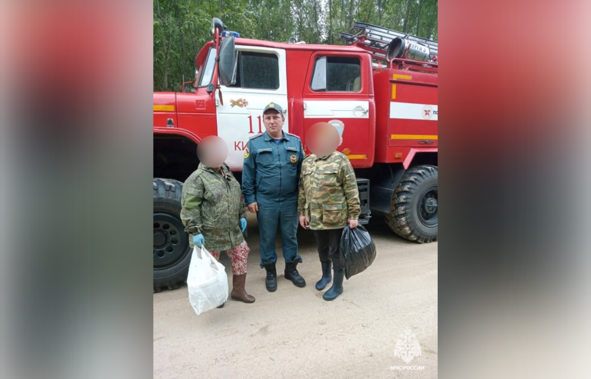 Заблудившихся в лесу женщин нашли сотрудники МЧС Тверской области Фото: МЧС Тверской области