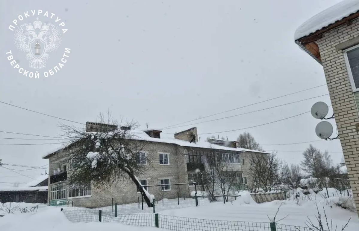 В Старице снег повредил крышу многоквартирного дома - новости Афанасий