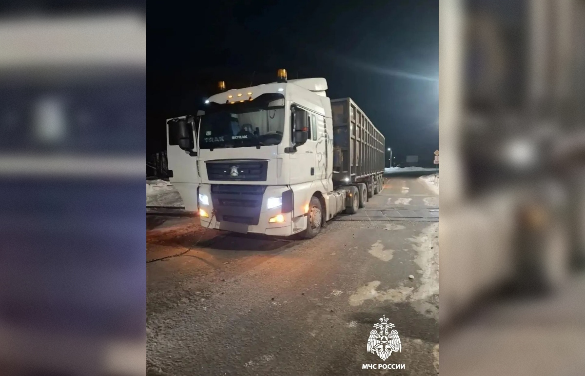 Фура заглохла на ж/д переезде в Бежецке - новости Афанасий