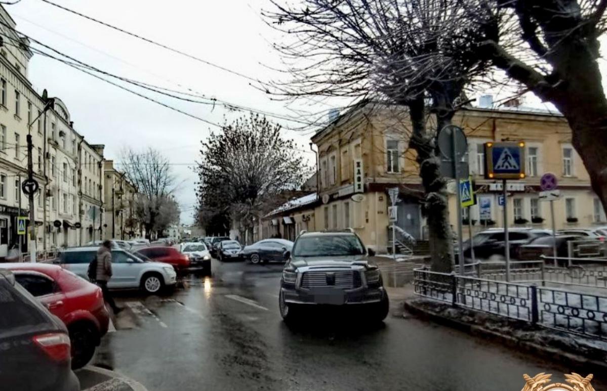 Водитель внедорожника наехал на пожилую женщину на пешеходном переходе - новости Афанасий