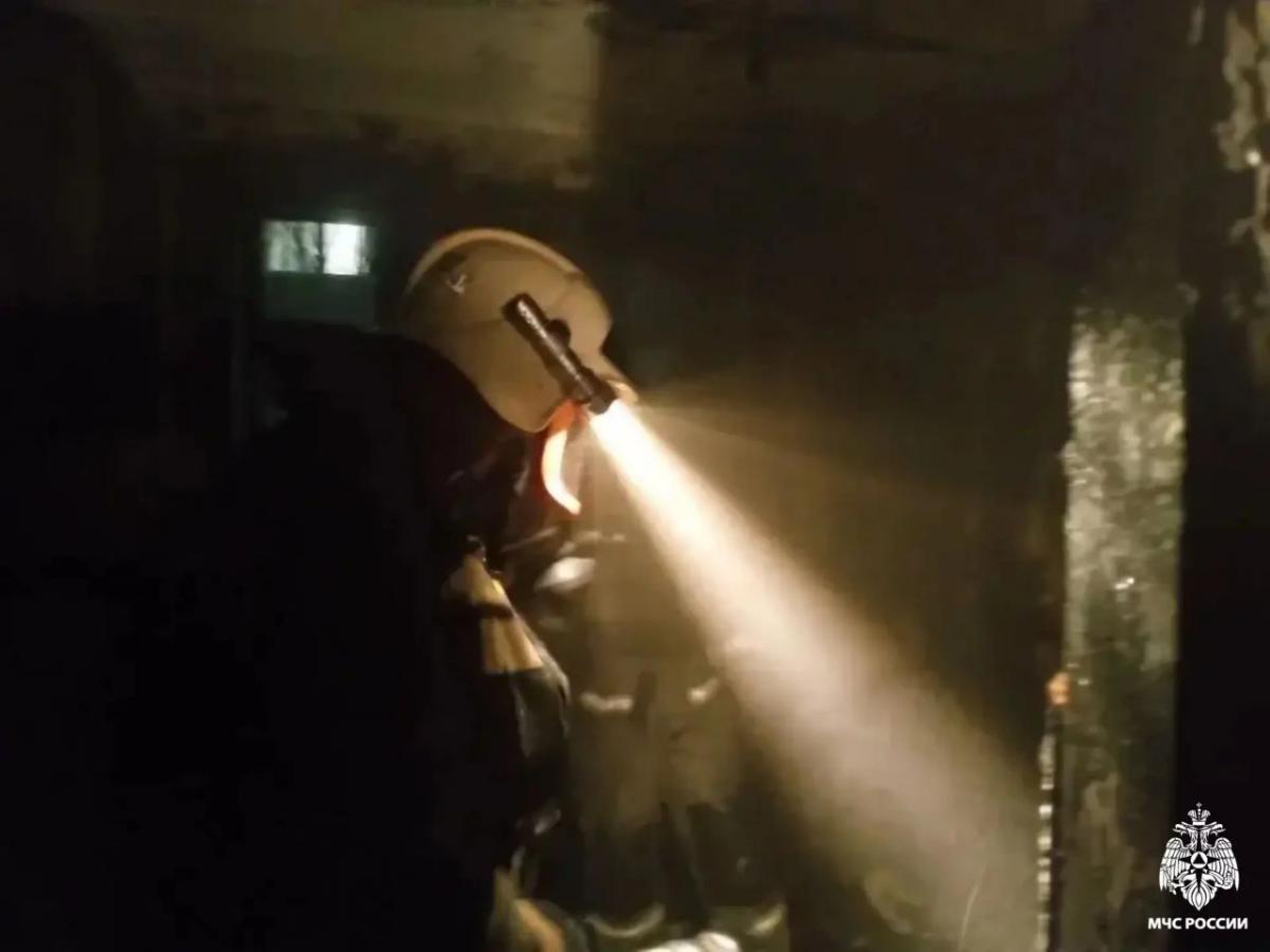 6 детей и 16 взрослых эвакуировали из горящего дома в Бежецке Фото: МЧС