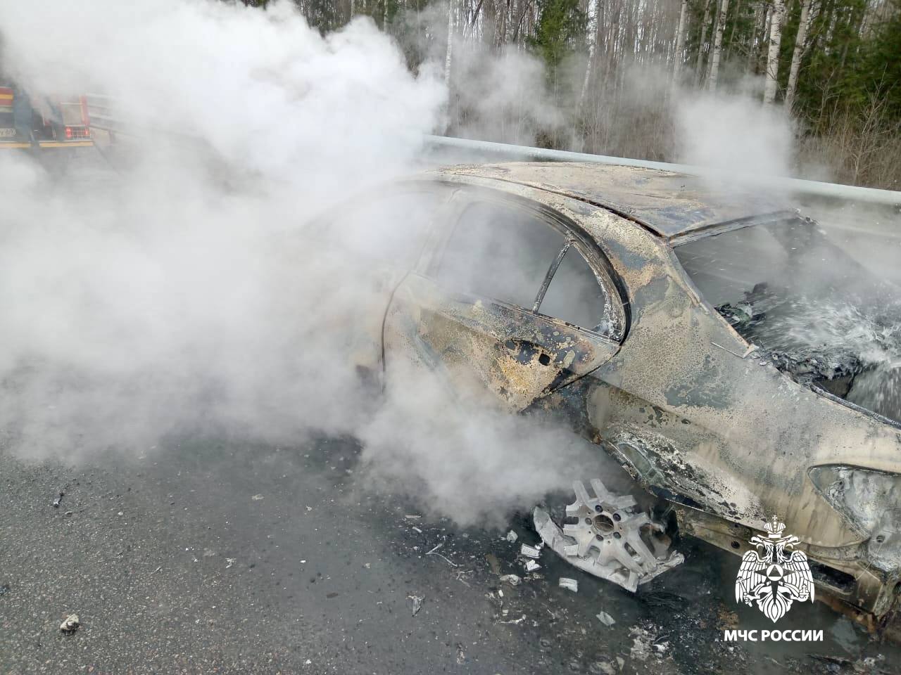 В Тверской области на М11 дотла сгорел Mercedes-Benz Фото: ГУ МЧС России по Тверской области В Тверской области на М11 дотла сгорел Mercedes-Benz Фото: ГУ МЧС России по Тверской области