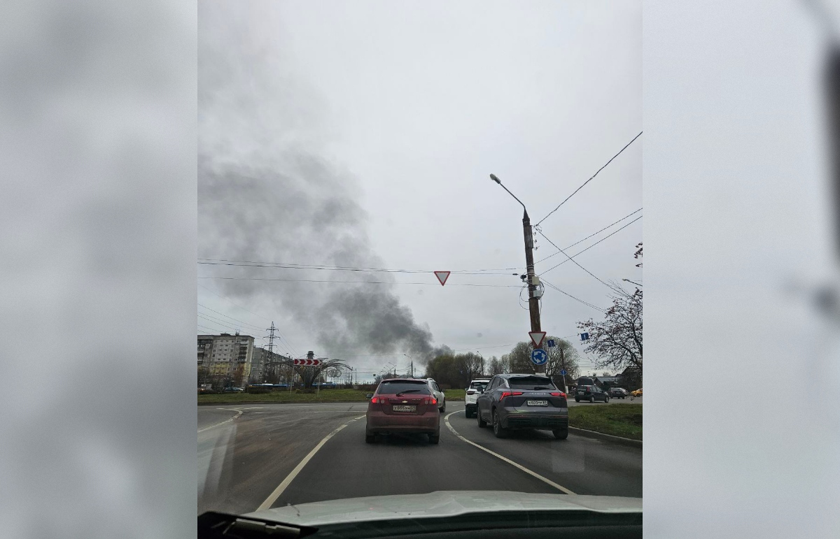 Пожарные тушат огонь на улице Марины Расковой в Твери Фото: прислано в редакцию