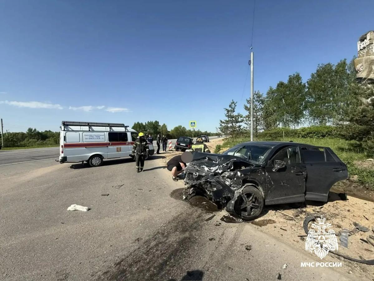 Спасатели деблокировали пострадавшего в ДТП на М9 в Тверской области Фото, видео: МЧС