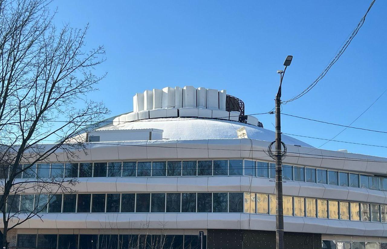 В Твери на здании цирка идет монтаж 3D-элементов «короны» купола - новости Афанасий