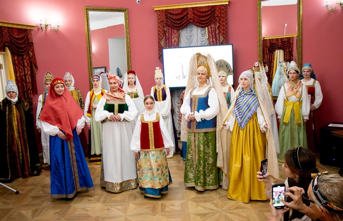 В Торжке прошел показ нарядов тверских щеголих XIX века - новости Афанасий