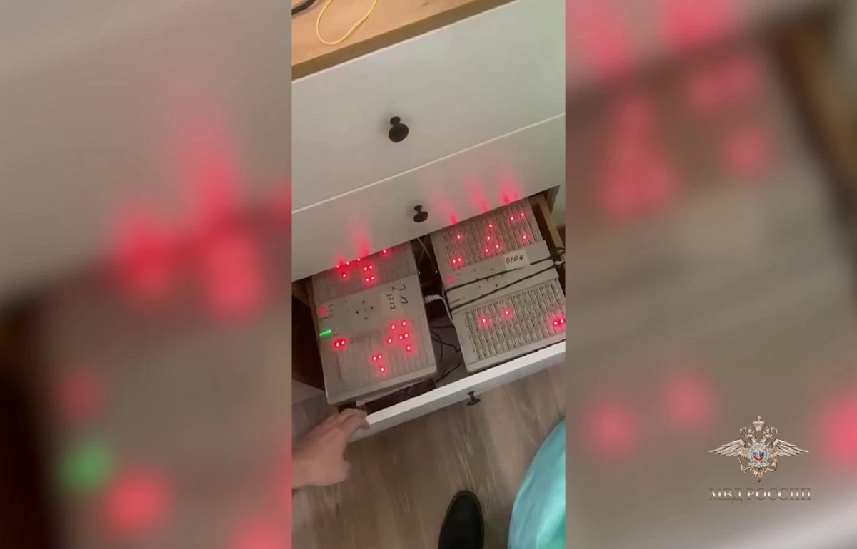 В Твери задержали мужчину, организовавшего дома мошенническую телефонную станцию Фото, видео: пресс-центр МВД России