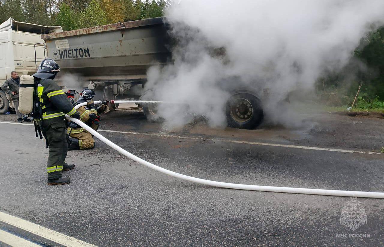 В Тверской области на трассе «Золотое кольцо» вспыхнул тягач со щебнем  - новости Афанасий