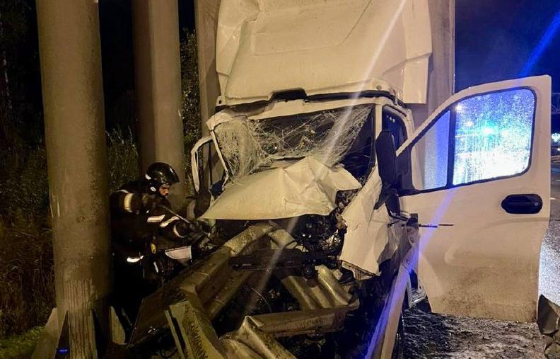 Грузовик снес ограждение на трассе М10 в Твери - новости Афанасий