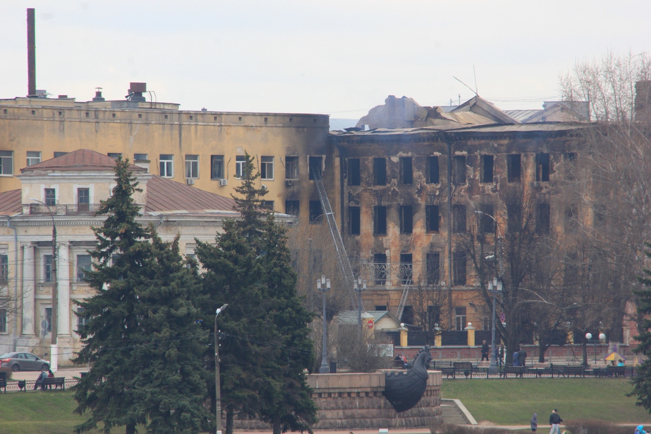 Еще на 2,5 месяца закрыта набережная у сгоревшего НИИ в Твери 