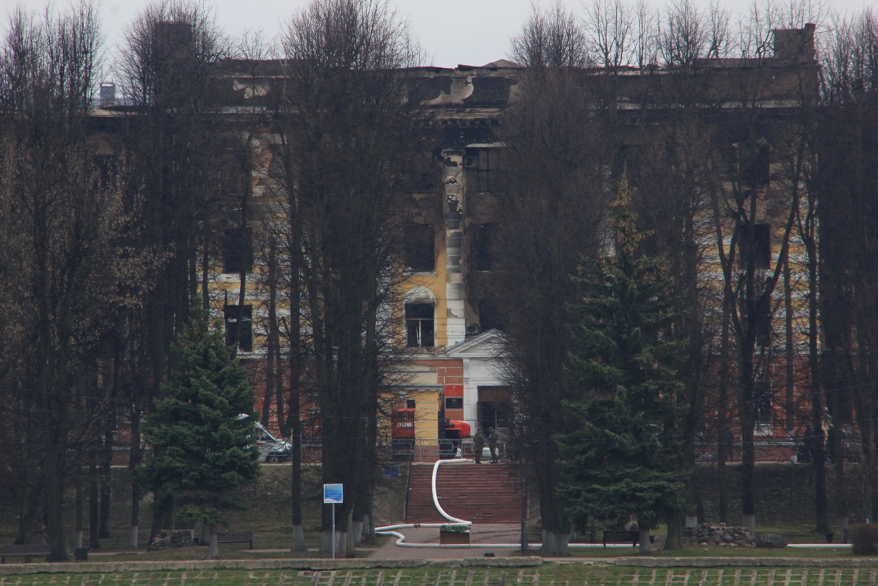 В Твери спецтехника работает в здании сгоревшего оборонного НИИ 