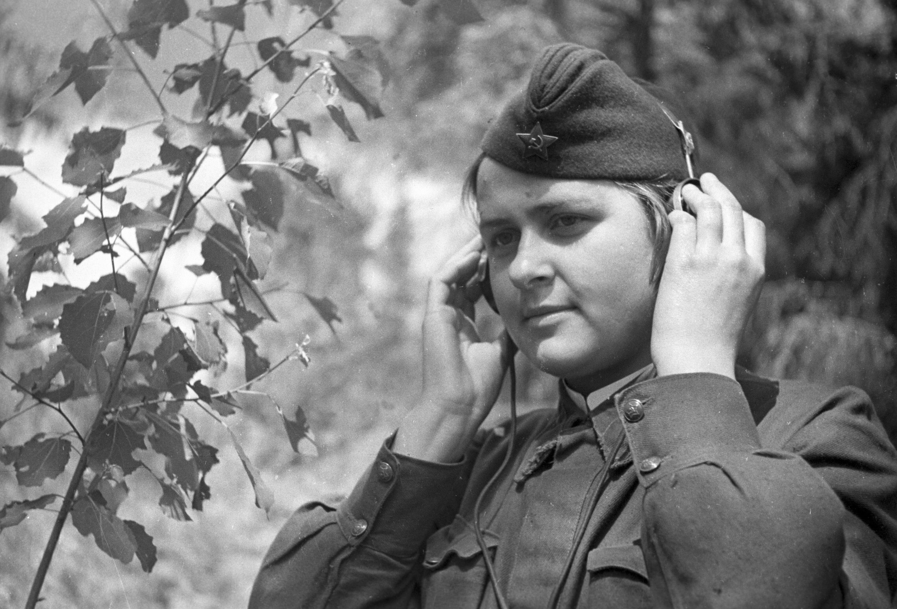 Радиотелеграфист старший 81-го отдельного полка связи Калининского фронта — младший сержант Анна Николаевна Соврикова (1921 г.р.). Автор: Борис Вдовенко. Фото с сайта https://waralbum.ru/400791/