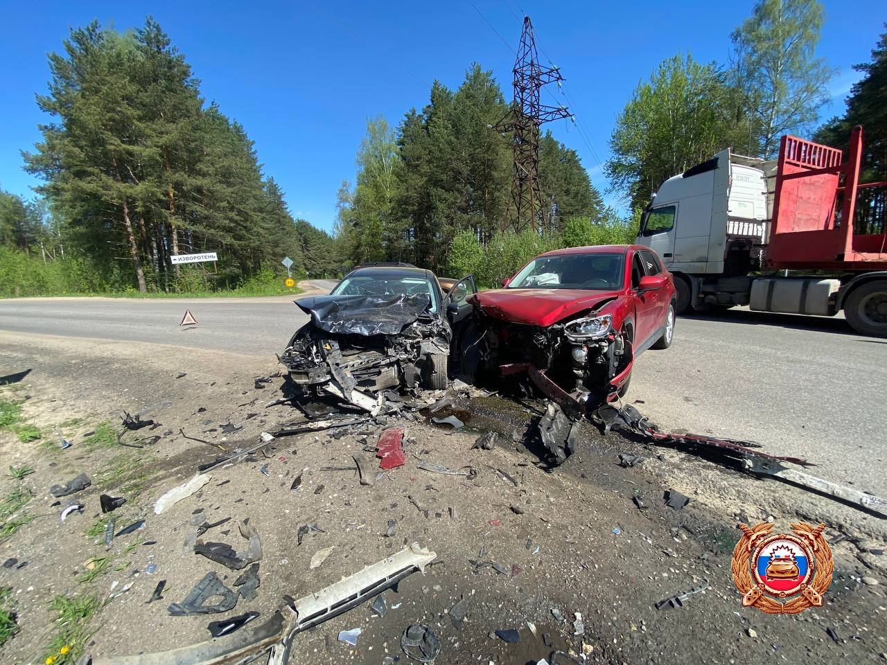 Два автомобиля столкнулись на трассе под Тверью