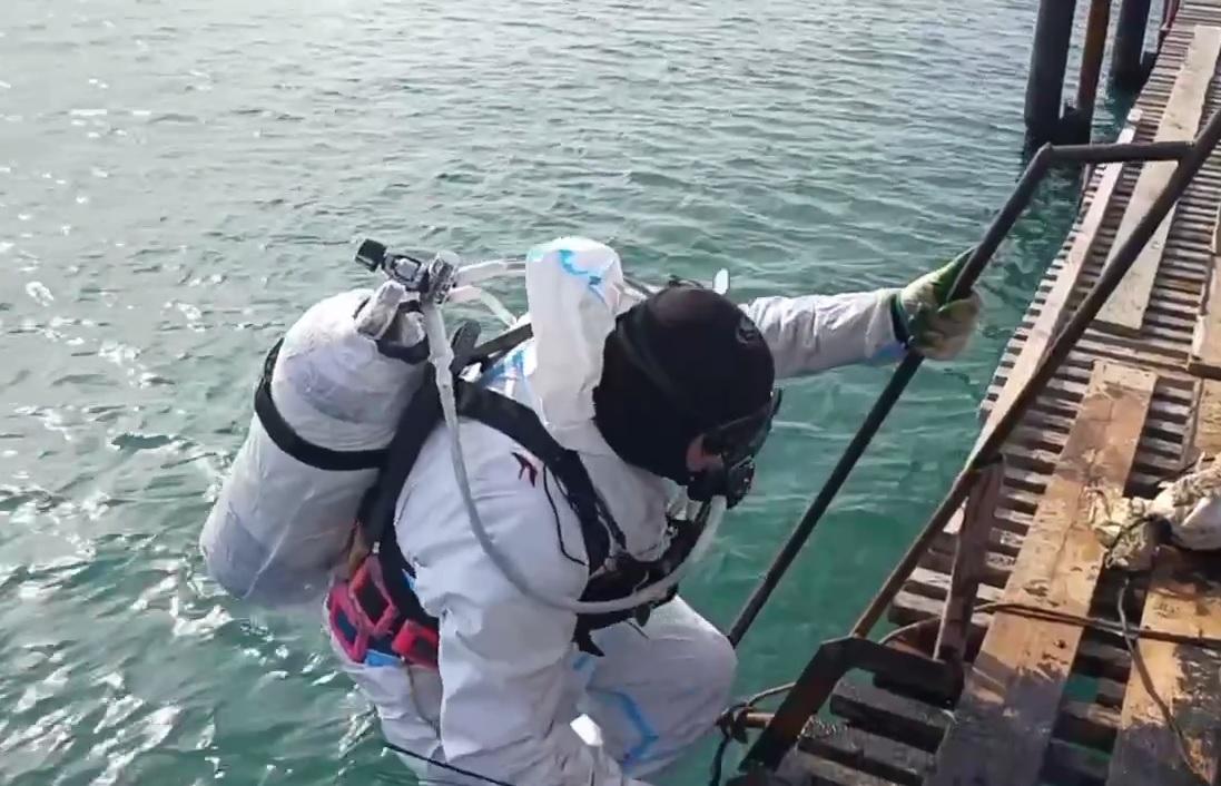 В Анапе со дна моря мазут собирают более 50 человек 