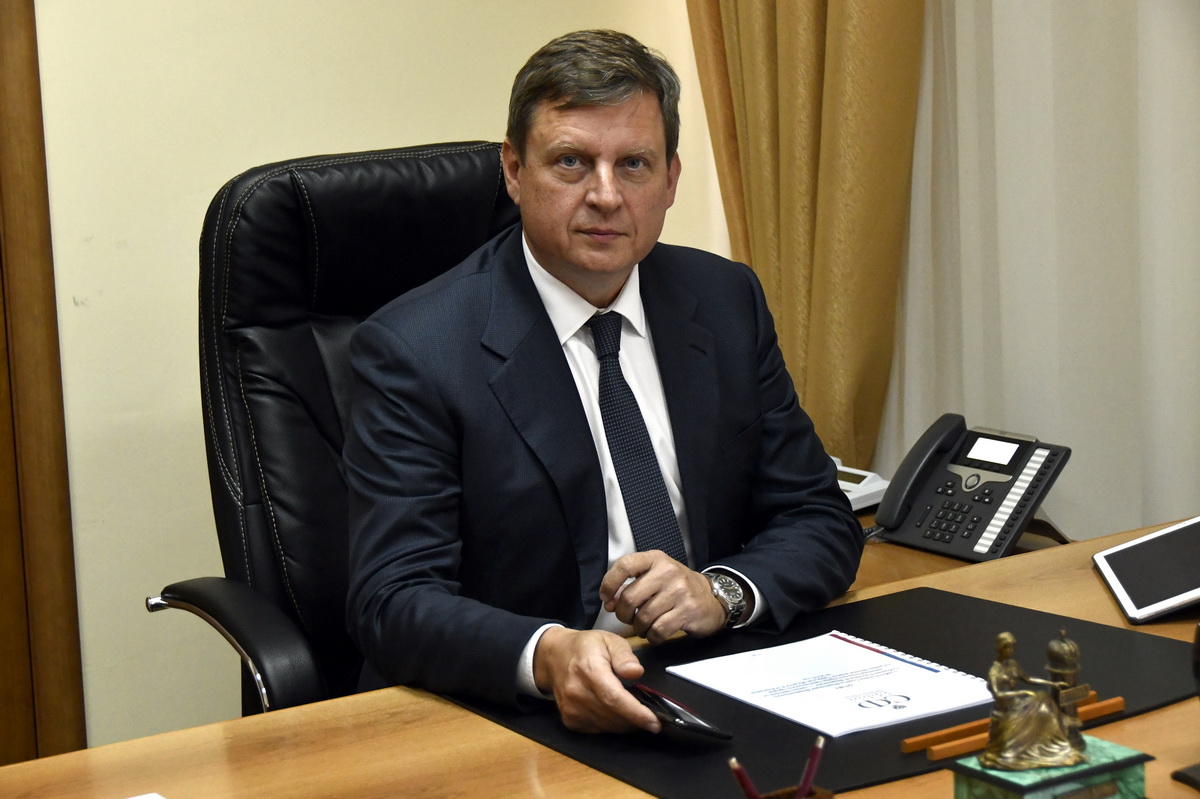 Сенатор Андрей Епишин поздравил учеников и преподавателей с началом учебного года 