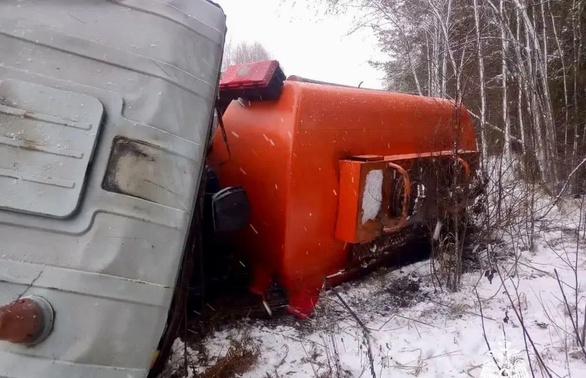 В Тверской области опрокинулся бензовоз  - новости Афанасий