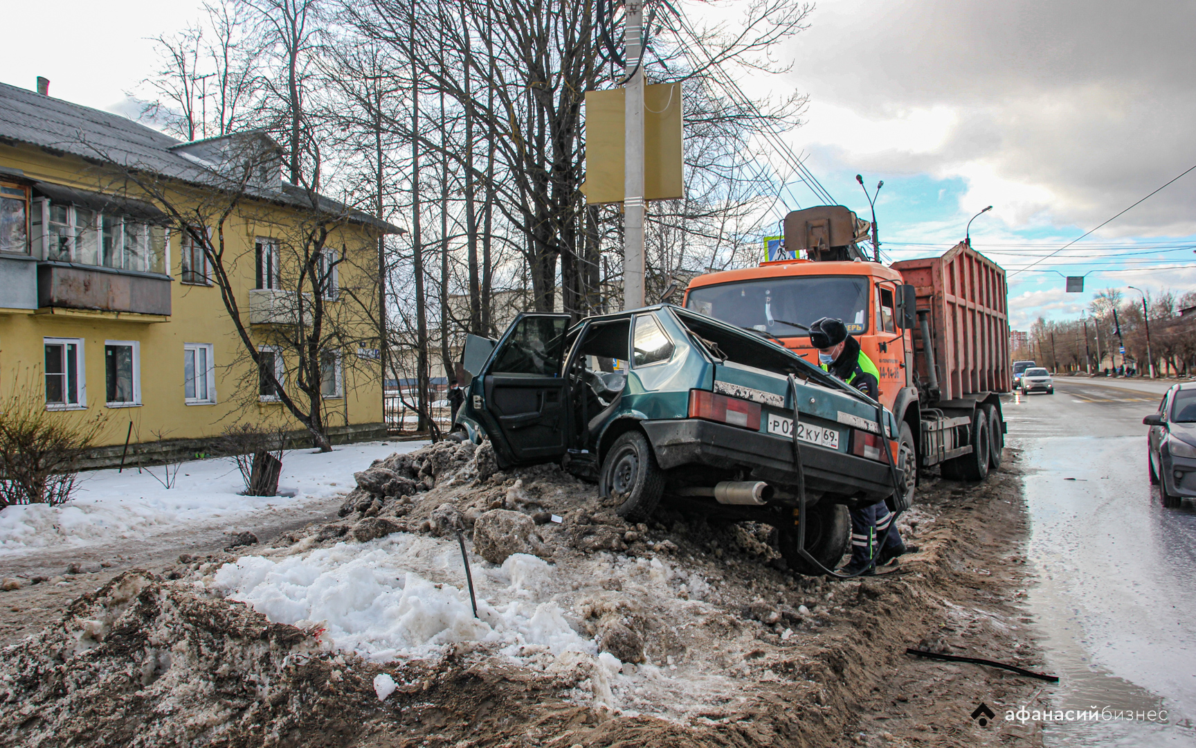 «Я даже не думал, что он поедет под меня»: подробности страшного ДТП с КамАЗом и «девяткой» в Твери, в которой ехали двое подростков 