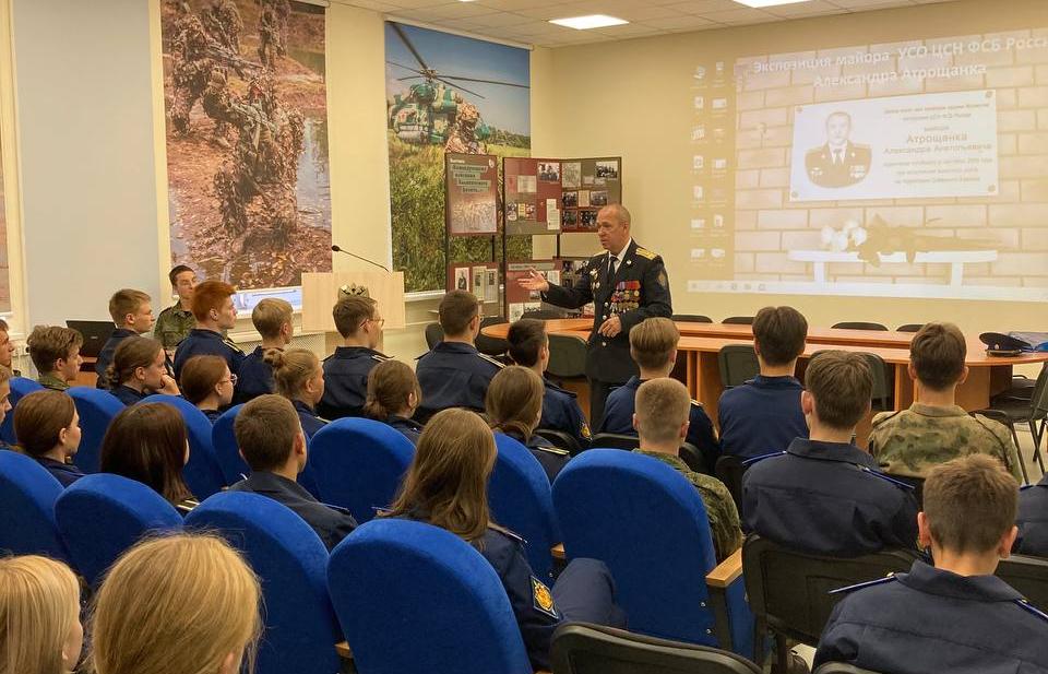 Школьники Твери встретились с участником операции по освобождению заложников в Беслане Владимиром Силантьевым Фото предоставлено правительством Тверской области