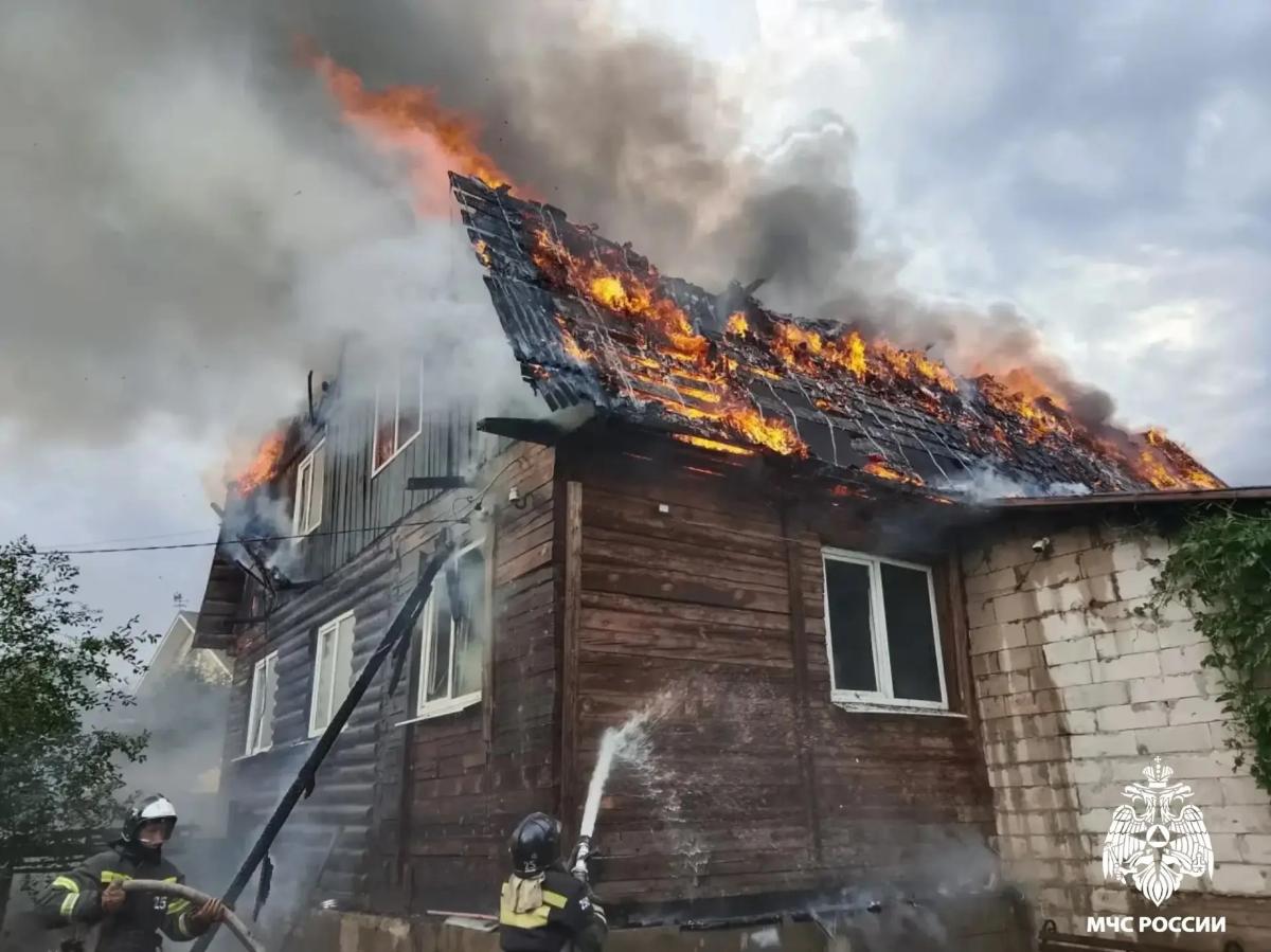 В Бологое загорелась крыша жилого дома Фото: МЧС