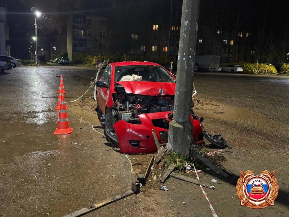 Под Тверью мужчина на Toyota въехал в бетонный столб Фото: ГАИ